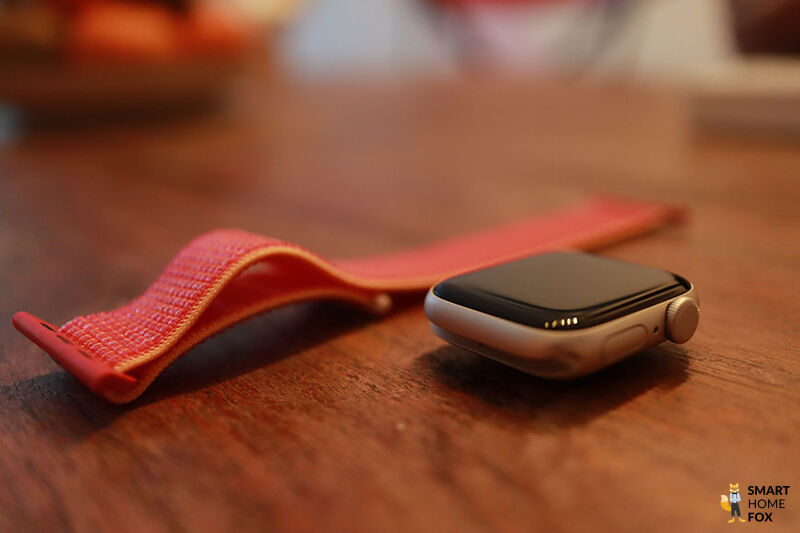 Man sieht die Apple Watch SE 2.